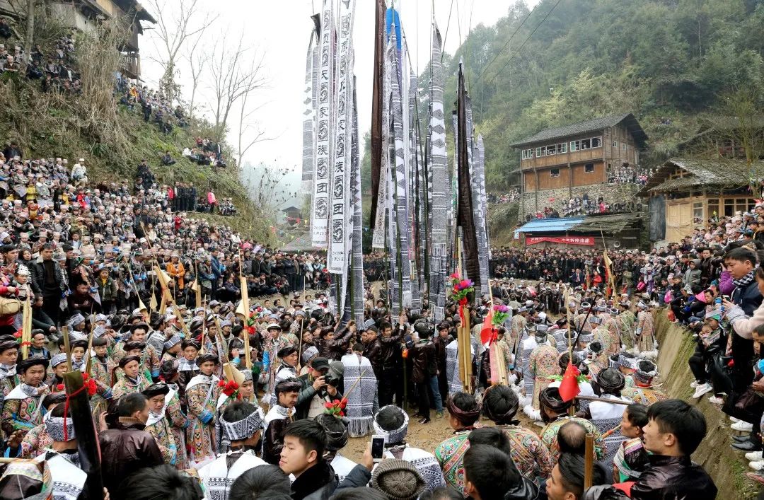 2017年硕士毕业于清华大学美术香港